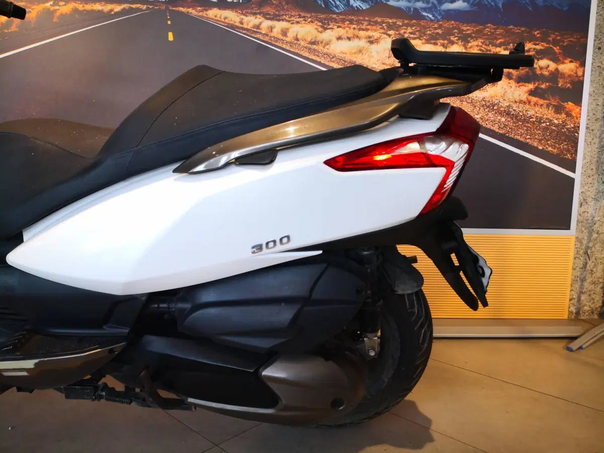 Kymco Downtown 300i ABS (2009 - 17) (9)