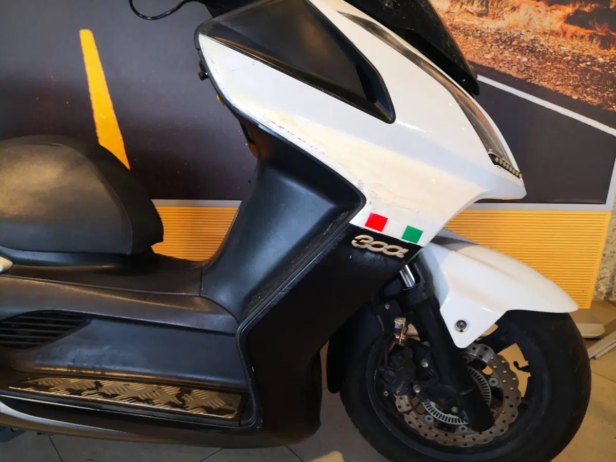 Kymco Downtown 300i ABS (2009 - 17) (4)