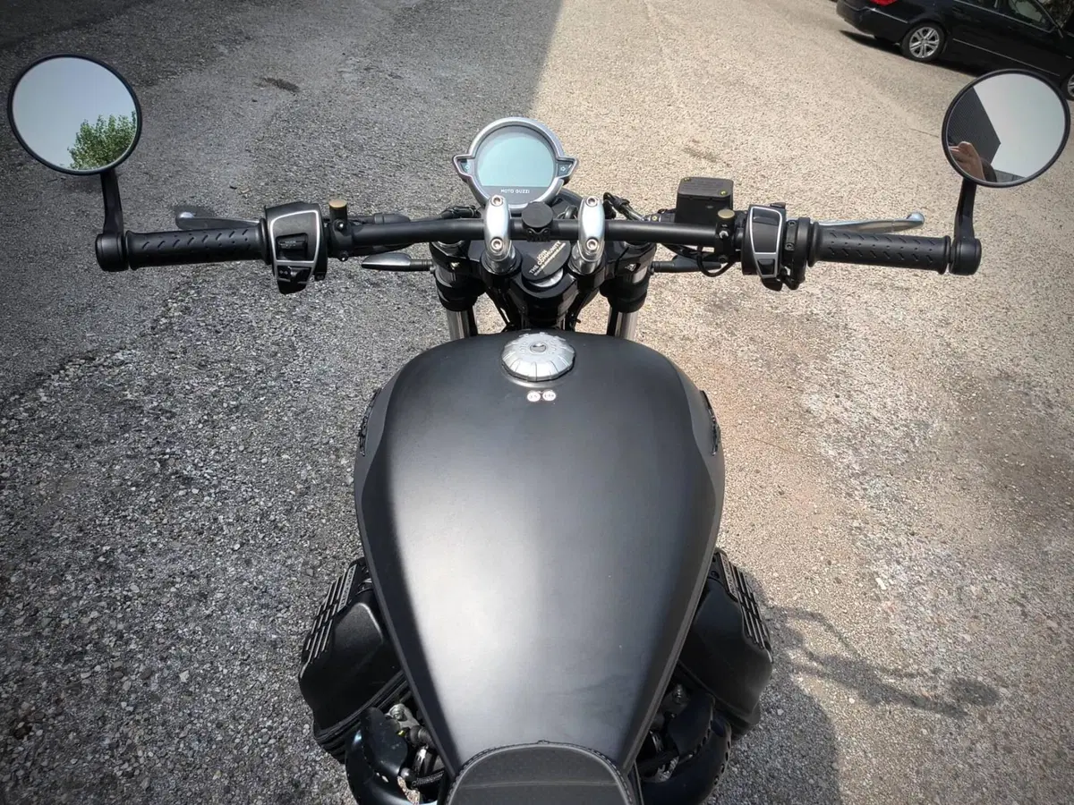 Moto Guzzi V9 Bobber (2021 - 25) (4)