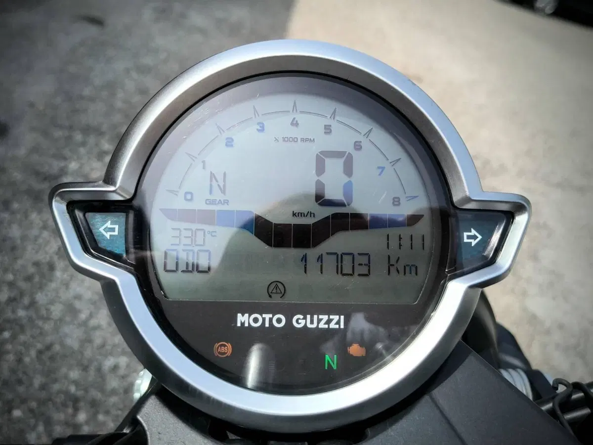 Moto Guzzi V9 Bobber (2021 - 25) (3)