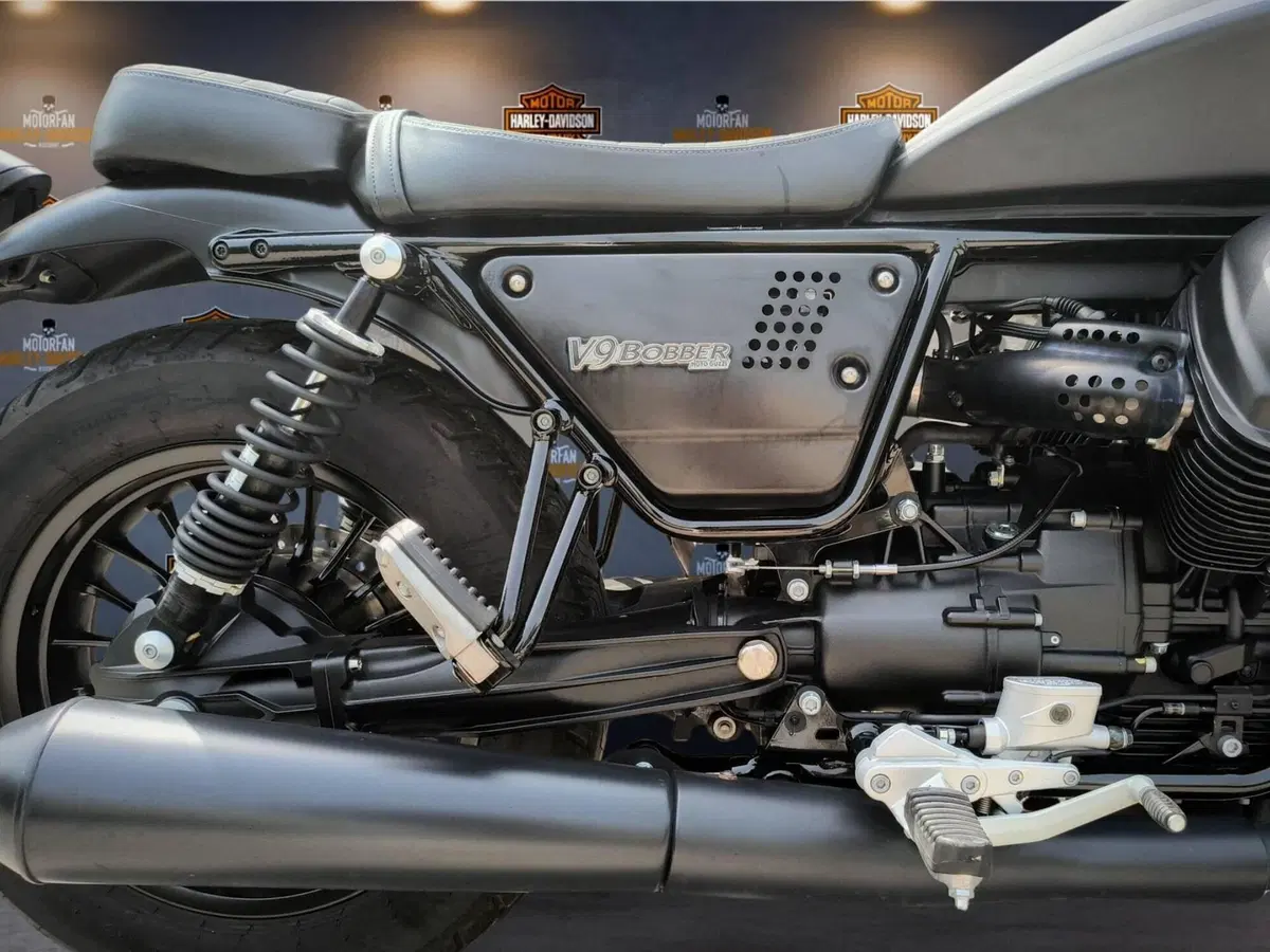 Moto Guzzi V9 Bobber (2021 - 25) (5)
