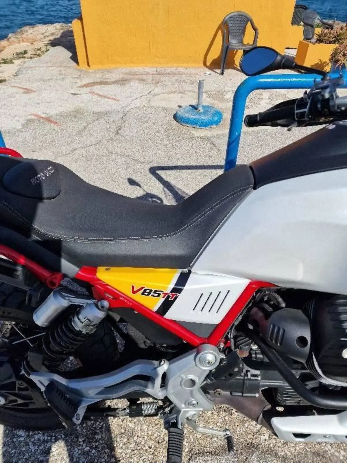 Moto Guzzi V85 TT Evocative Graphics (2019 - 20) (2)