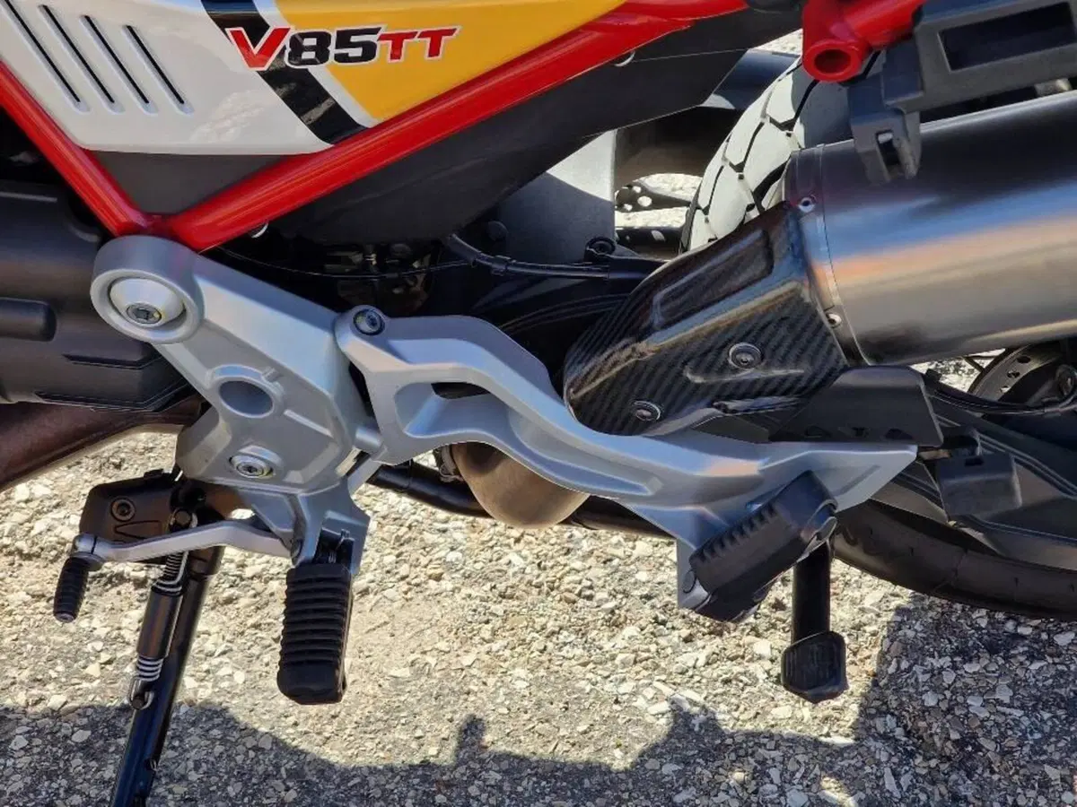 Moto Guzzi V85 TT Evocative Graphics (2019 - 20) (5)