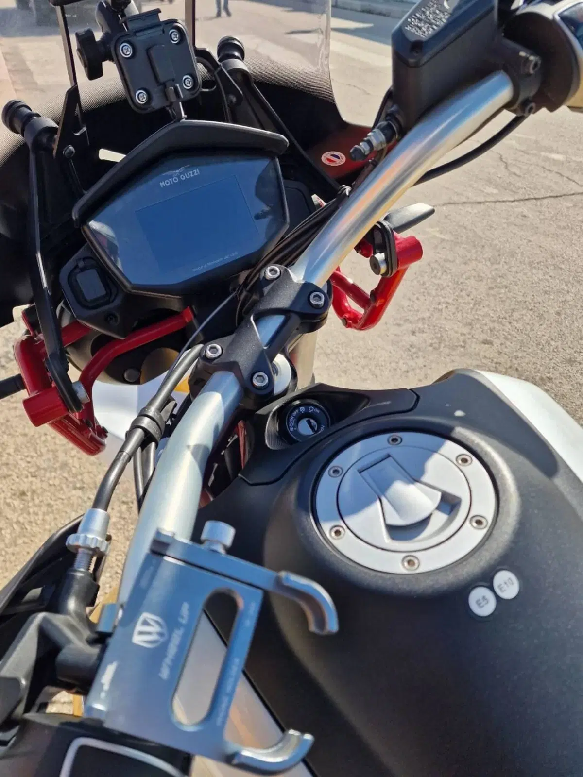 Moto Guzzi V85 TT Evocative Graphics (2019 - 20) (7)