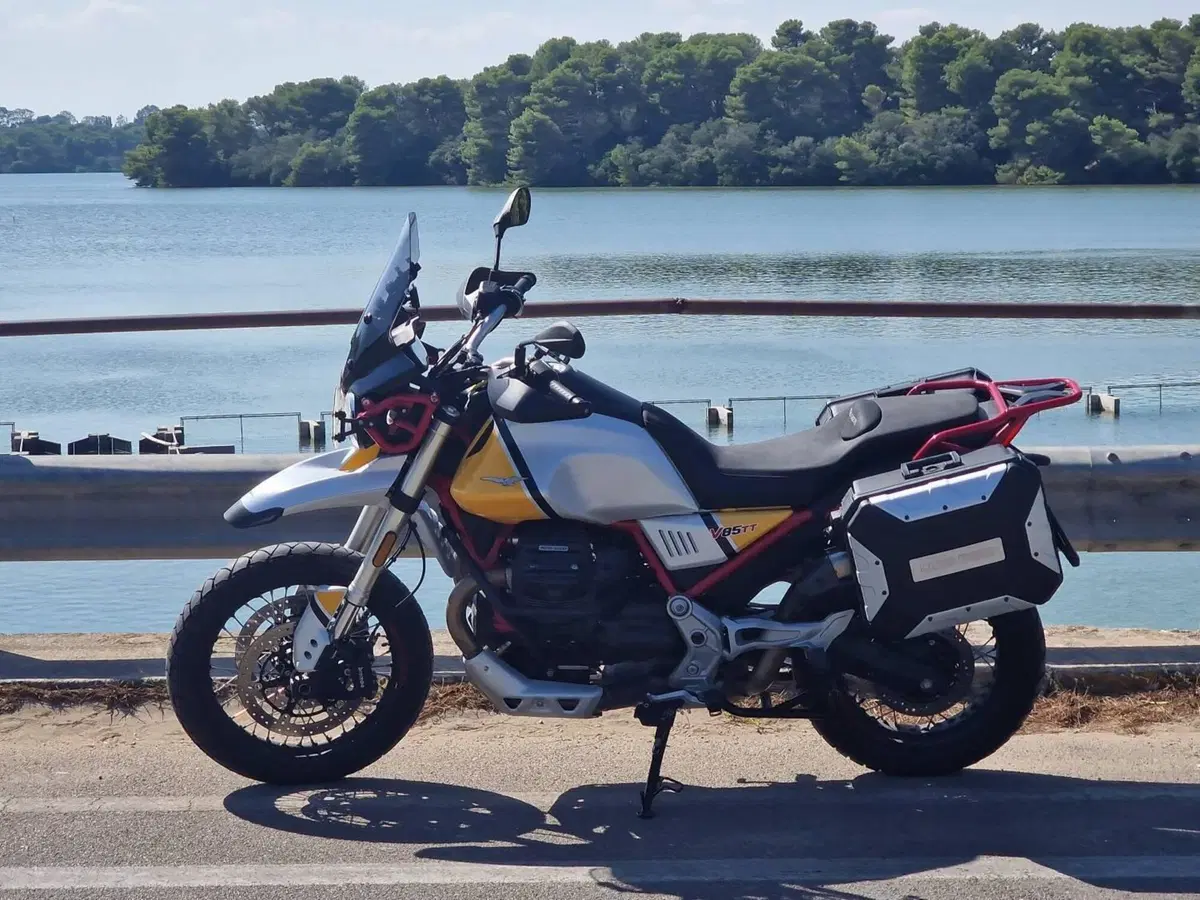 Moto Guzzi V85 TT Evocative Graphics (2019 - 20) (8)