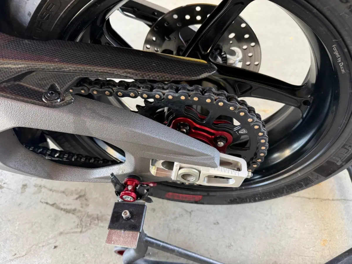 Ducati Streetfighter V4 S (2025 - 26) (4)