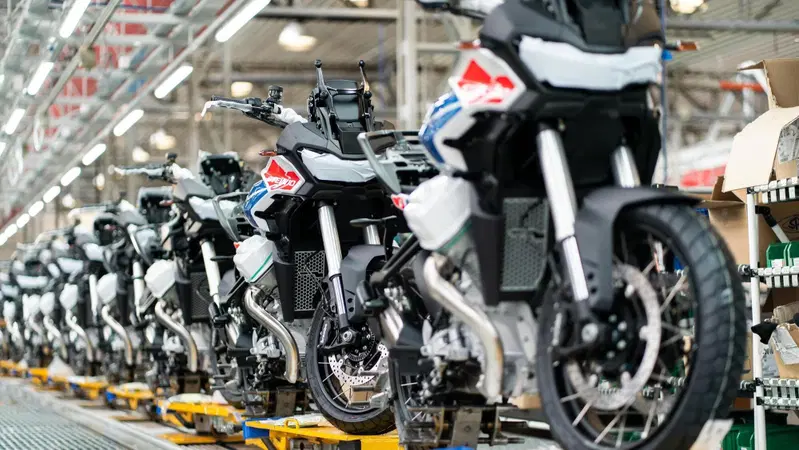 Moto Guzzi apre le porte della nuova fabbrica: dal 3 al 6 settembre le GMG 2026 diventano "The Opening"
