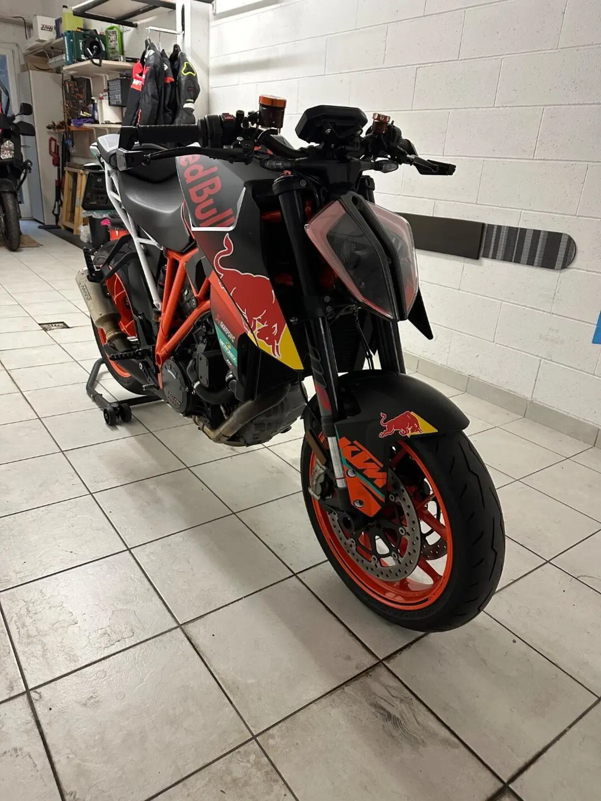 KTM 1290 Super Duke R (2019) (4)