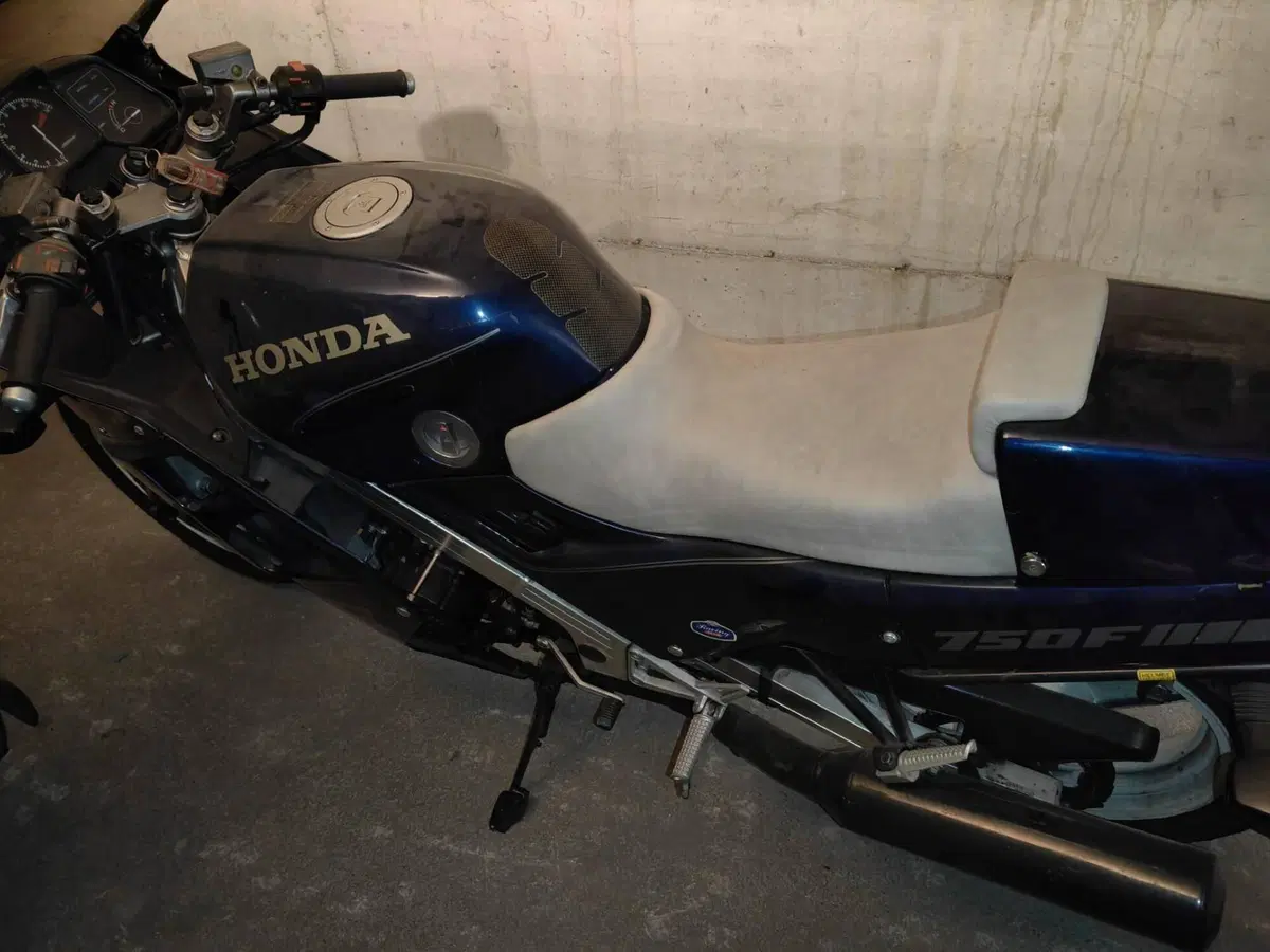 Honda VFR 750 F (1986 - 87) (2)
