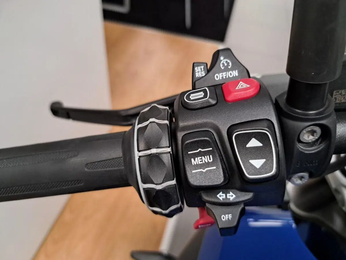 Bmw R 1300 R (2026 - 27) (10)