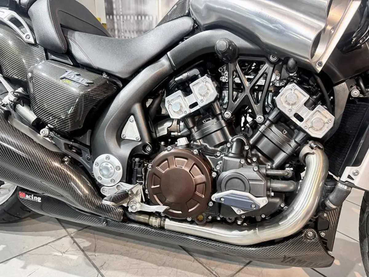 Yamaha VMAX (2008 - 17) (3)