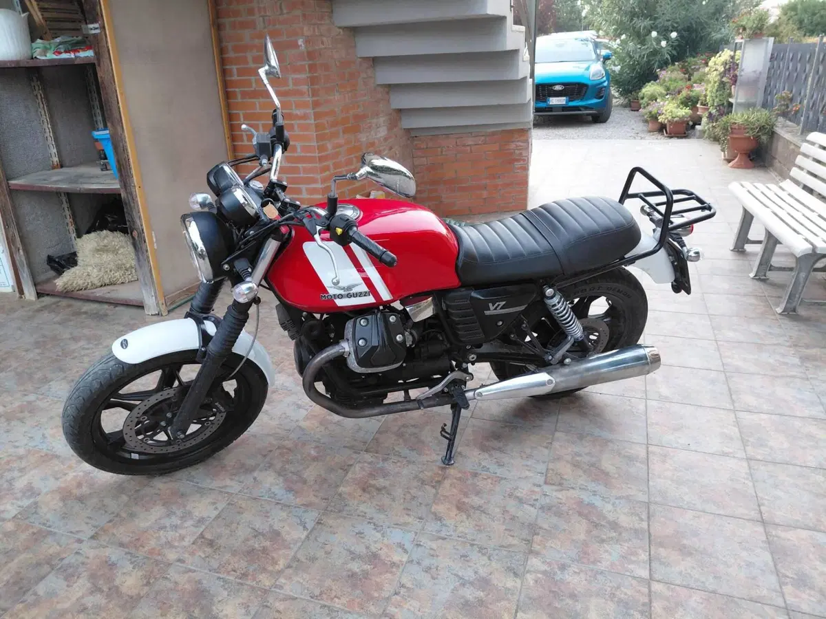 Moto Guzzi V7 Stone (2012 - 15) (2)