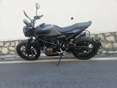 Husqvarna Svartpilen 701 (2020) usata