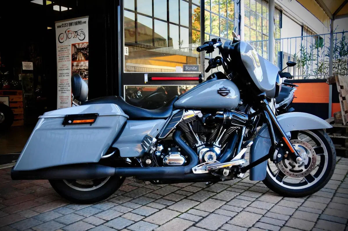 Harley-Davidson 1584 Street Glide (2008 - 10) - FLHX (2)