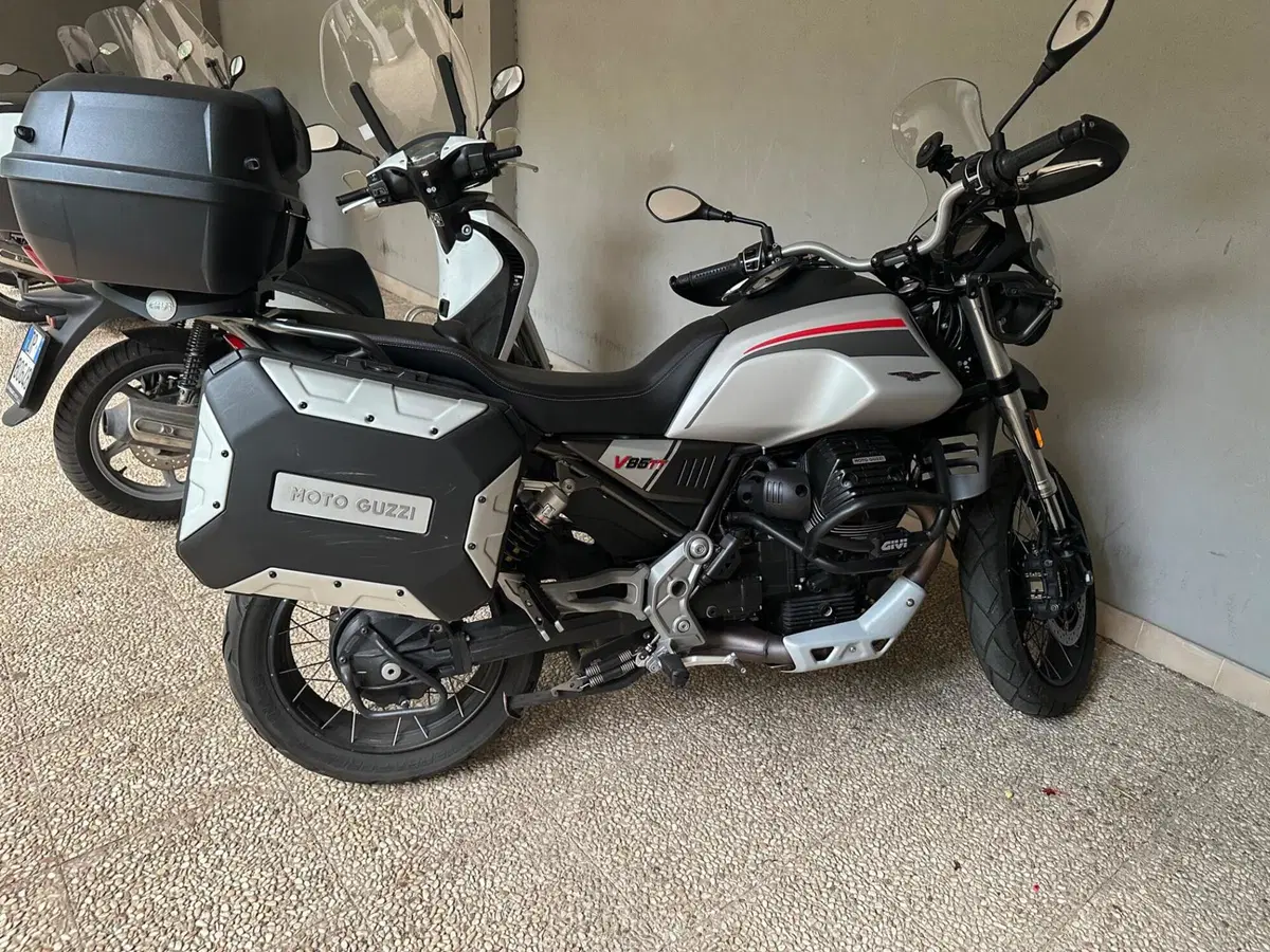 Moto Guzzi V85 TT (2021 - 23) (2)