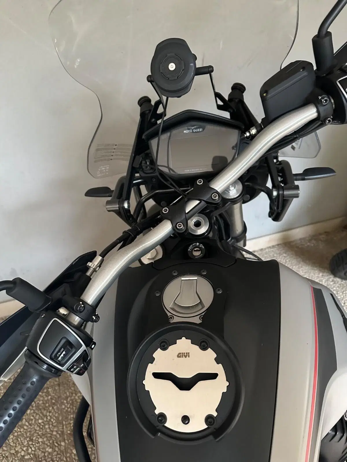 Moto Guzzi V85 TT (2021 - 23) (4)