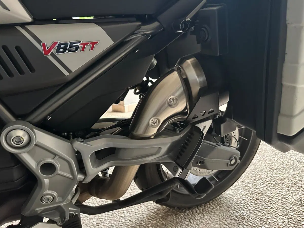Moto Guzzi V85 TT (2021 - 23) (5)