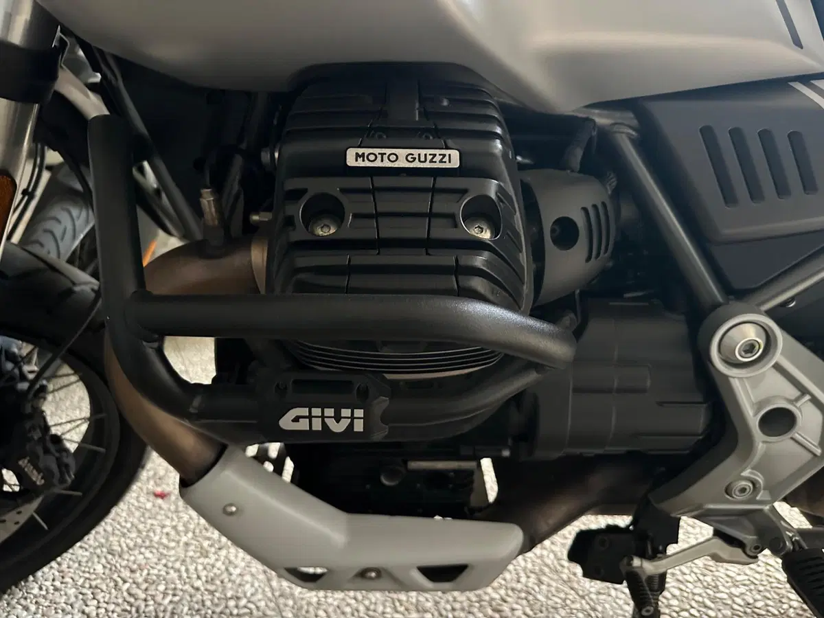 Moto Guzzi V85 TT (2021 - 23) (6)