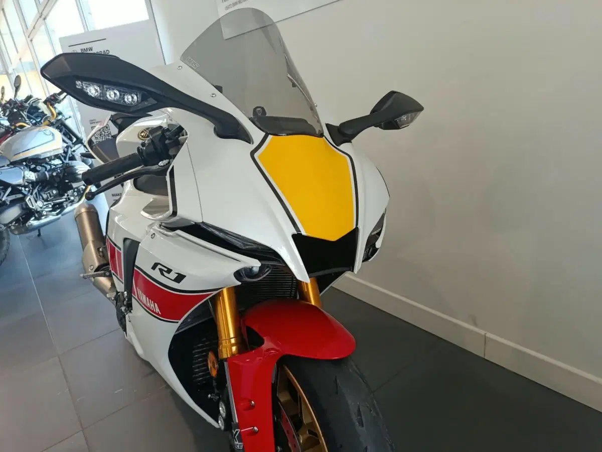 Yamaha YZF R1 World GP 60th Anniversary (2022 - 23) (3)