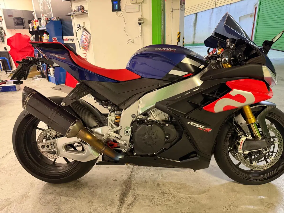 Aprilia RSV4 1100 Factory (2021 - 24) (2)
