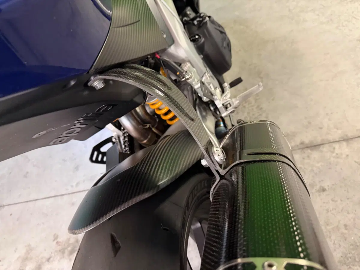 Aprilia RSV4 1100 Factory (2021 - 24) (7)