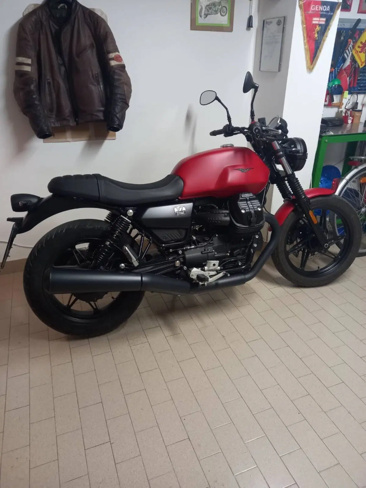 Moto Guzzi V7 Stone (2021 - 24) (2)
