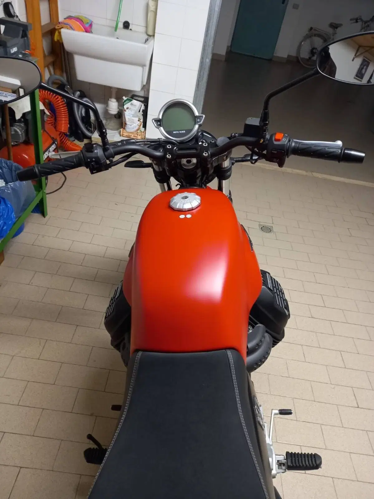 Moto Guzzi V7 Stone (2021 - 24) (9)