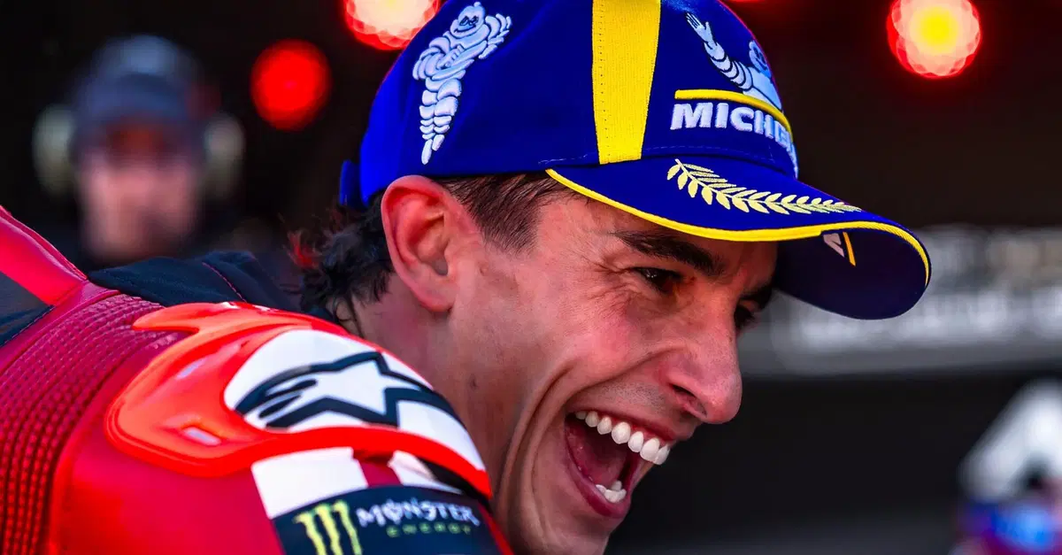 MotoGP 2026. GP di Spagna ad Aragon. Marc M&aacute;rquez e la sfida con Bezzecchi a 300 km/h affiancati: "Non pensi n&eacute; a tua madre, n&eacute; al cane, ma solo a chi frener&agrave; pi&ugrave; tardi"