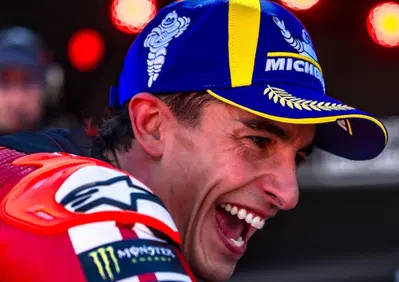 MotoGP 2026. GP di Spagna ad Aragon. Marc Márquez e la sfida con Bezzecchi a 300 km/h affiancati: Non pensi né a tua madre, né al cane, ma solo a chi frenerà più tardi [VIDEO]