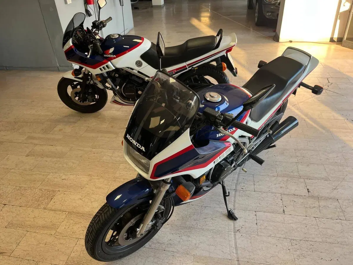 Honda  n°2  VF500F 