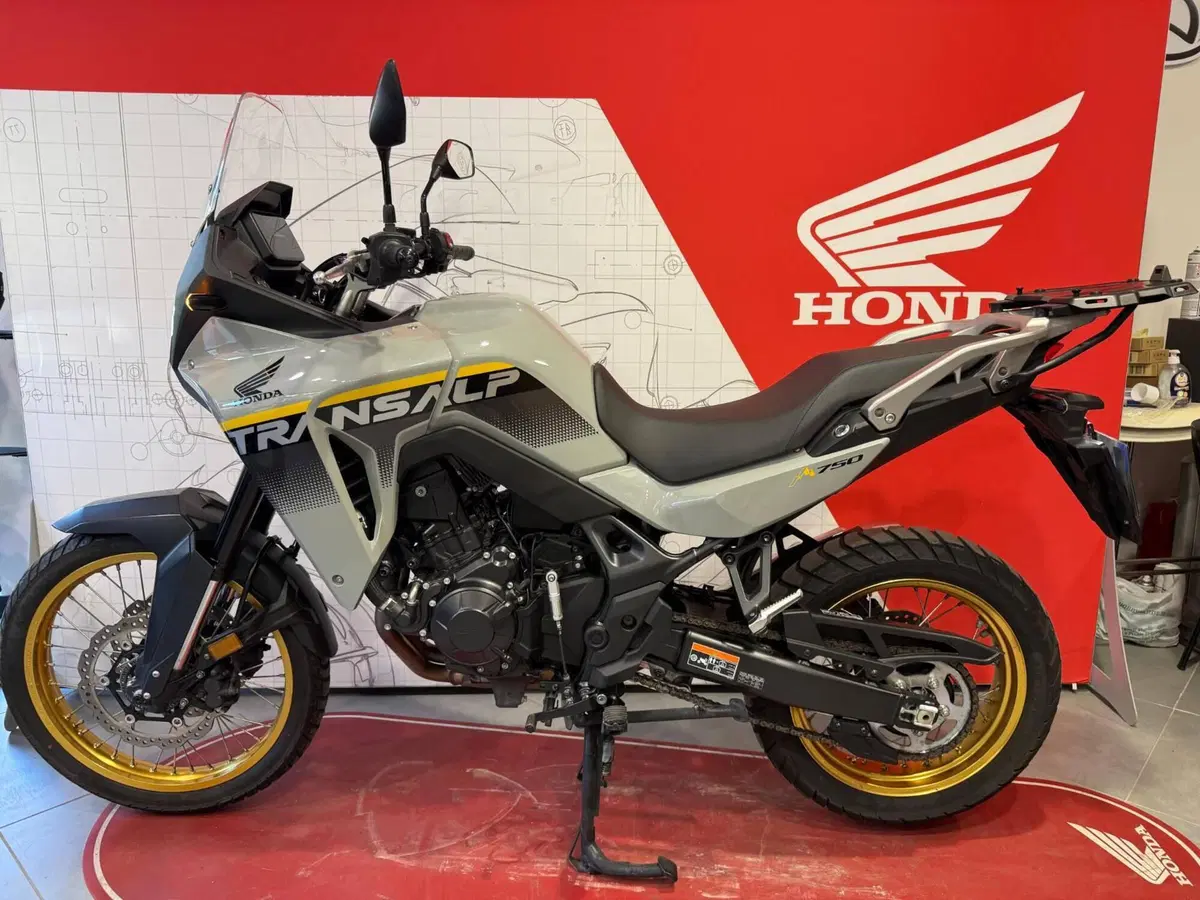 Honda Transalp XL750 (2025)