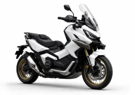 QJMotor X-Adventure 900, il maxi scooter cinese che vuole andare oltre i 200 km/h