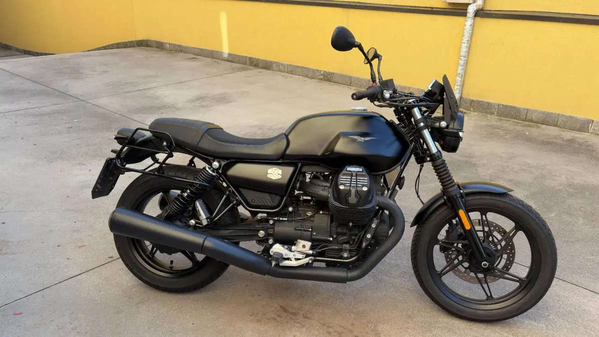 Moto Guzzi V7 Stone (2021 - 24)