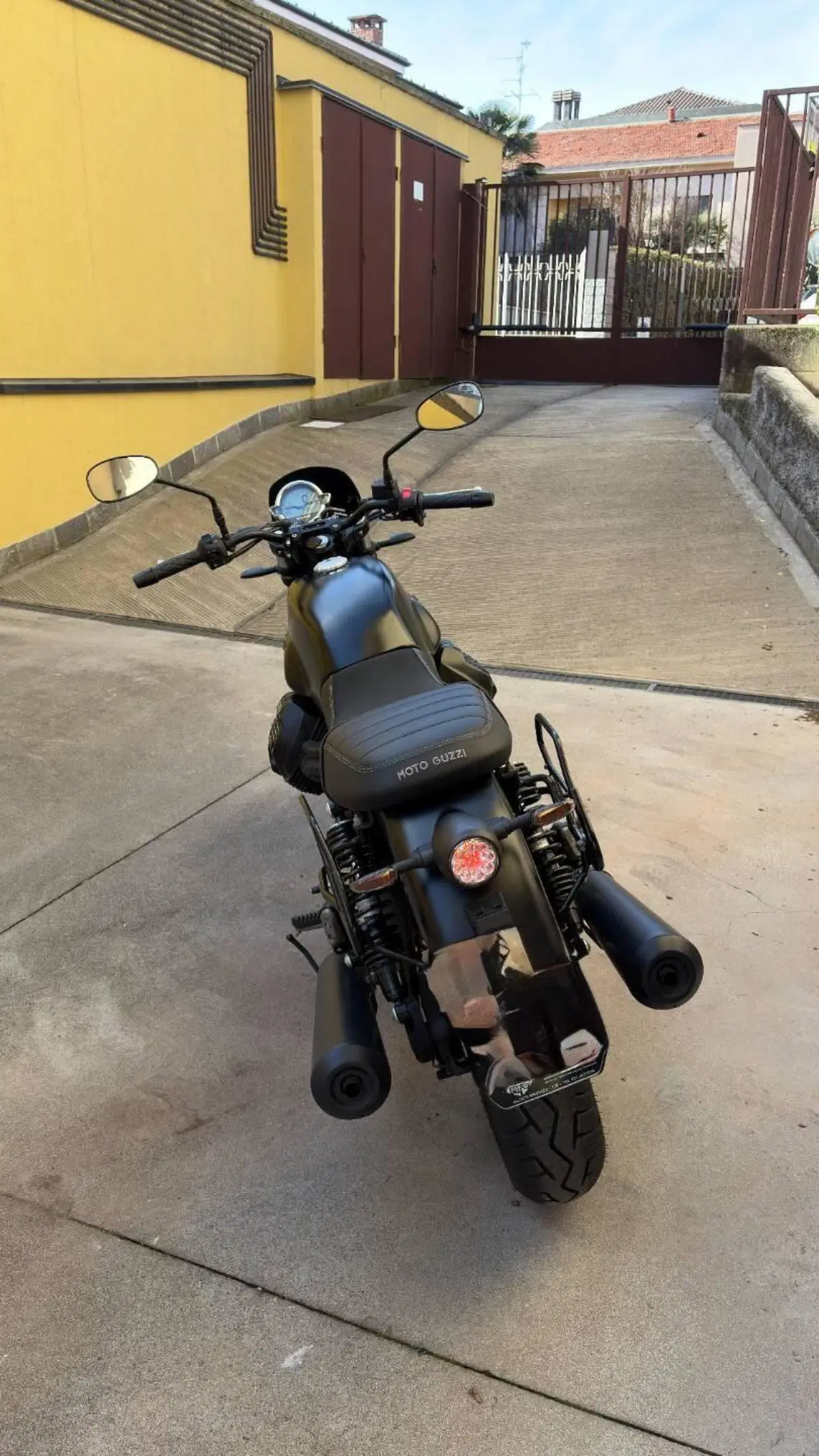 Moto Guzzi V7 Stone (2021 - 24) (2)