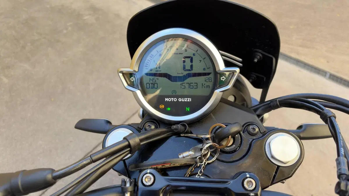 Moto Guzzi V7 Stone (2021 - 24) (3)