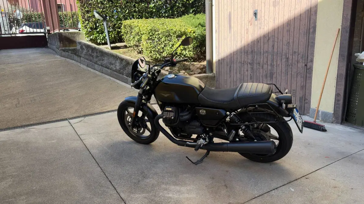 Moto Guzzi V7 Stone (2021 - 24) (4)