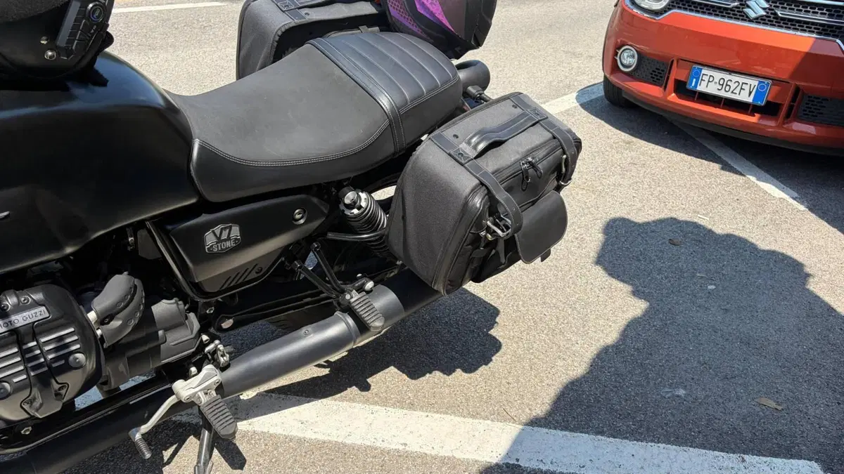 Moto Guzzi V7 Stone (2021 - 24) (7)