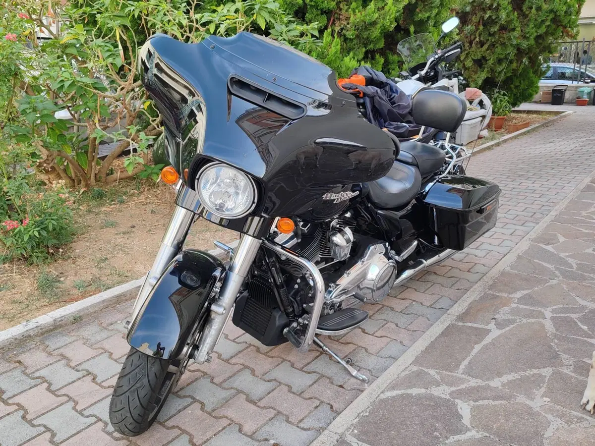 Harley-Davidson 107 Street Glide (2017 - 19) - FLHX (2)