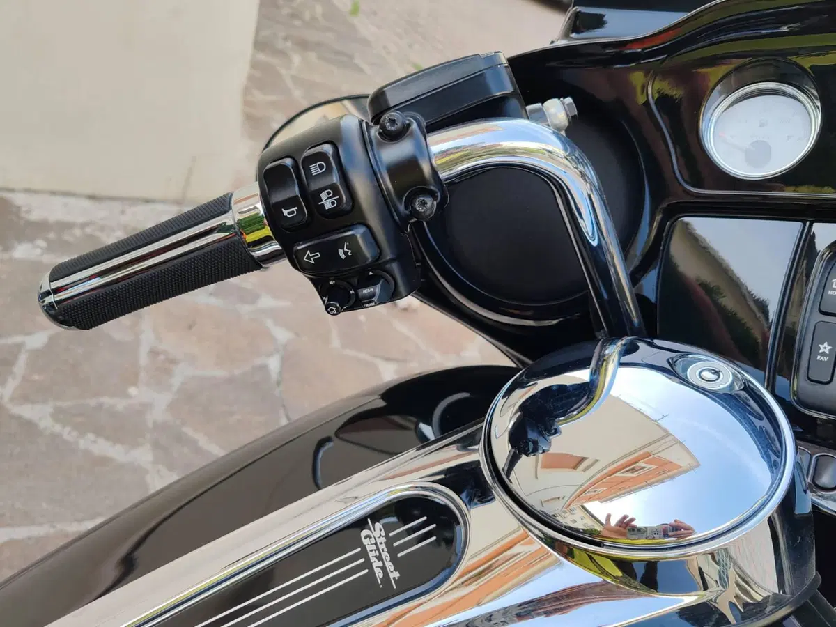 Harley-Davidson 107 Street Glide (2017 - 19) - FLHX (4)