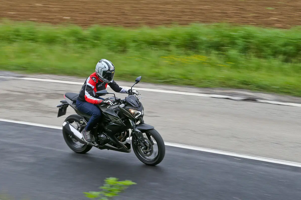 Kawasaki Z300 (3)