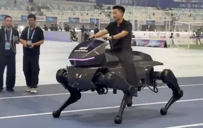 A Pechino il robot quadrupede che si guida come una moto 