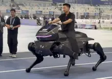 A Pechino il robot quadrupede che si guida come una moto 