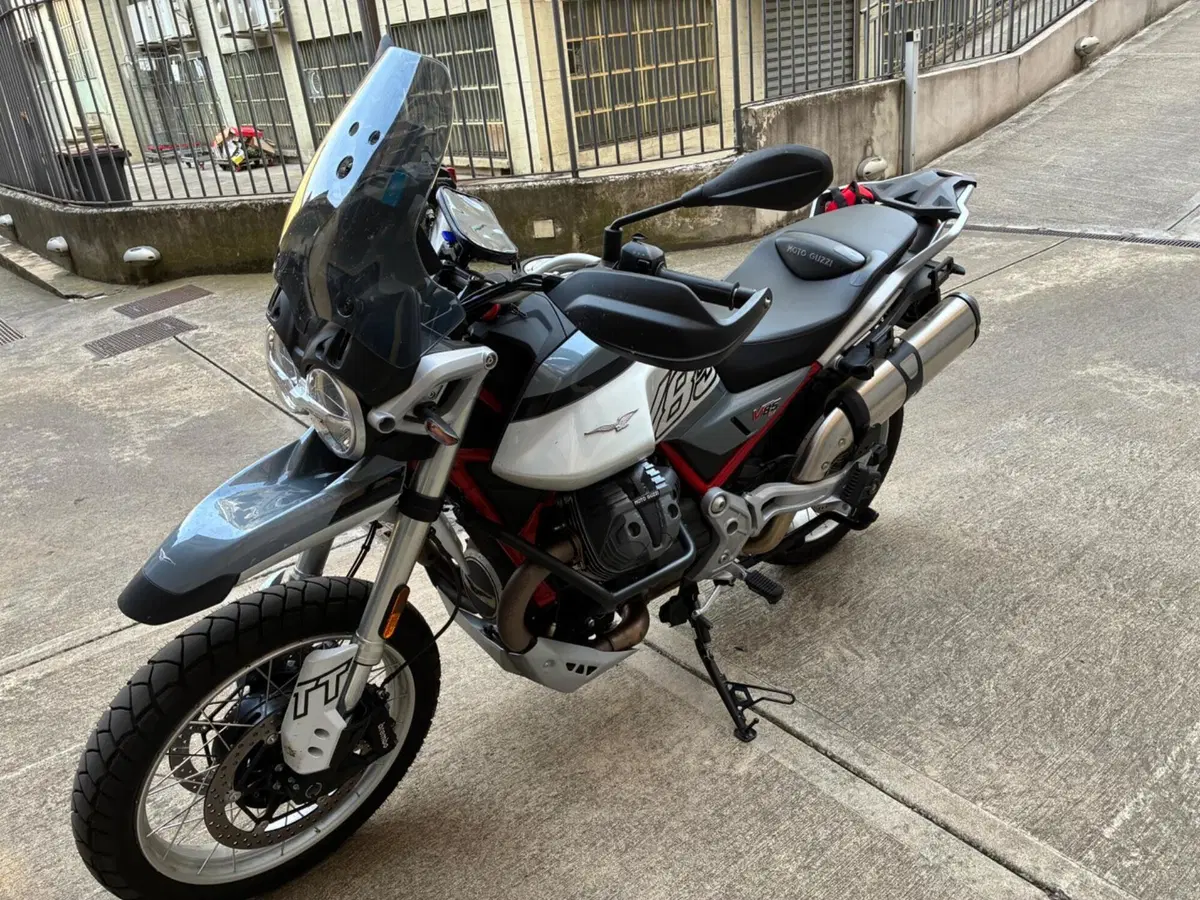 Moto Guzzi V85 TT (2024 - 26) (3)