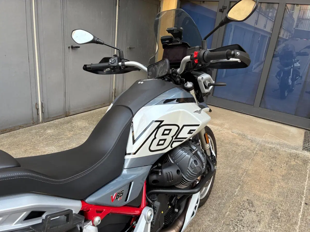 Moto Guzzi V85 TT (2024 - 26) (6)