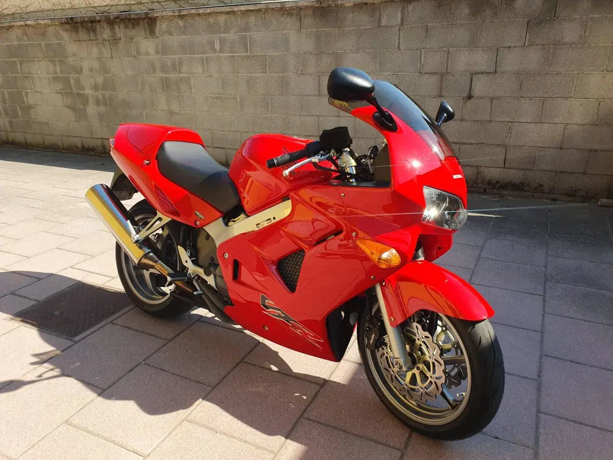 Honda VFR 800 (1998 - 01) (3)