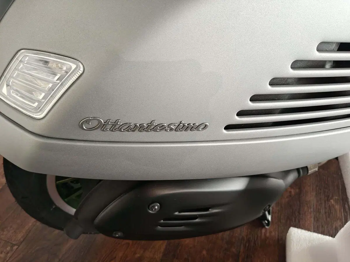 Vespa GTS 310 80th (2026) (2)