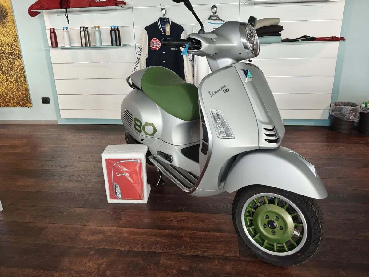 Vespa GTS 310 80th (2026) (10)
