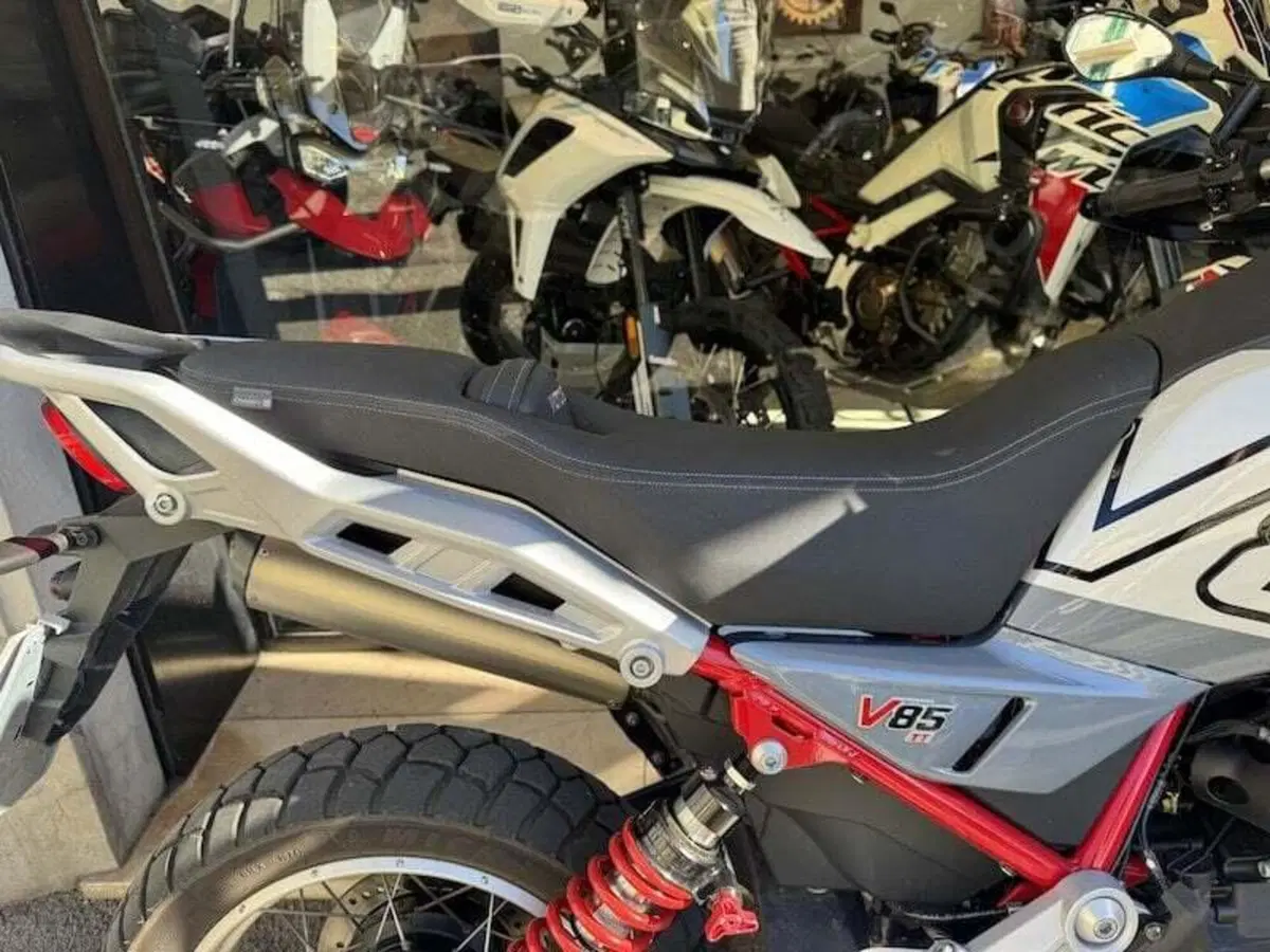 Moto Guzzi V85 TT (2024 - 26) (6)