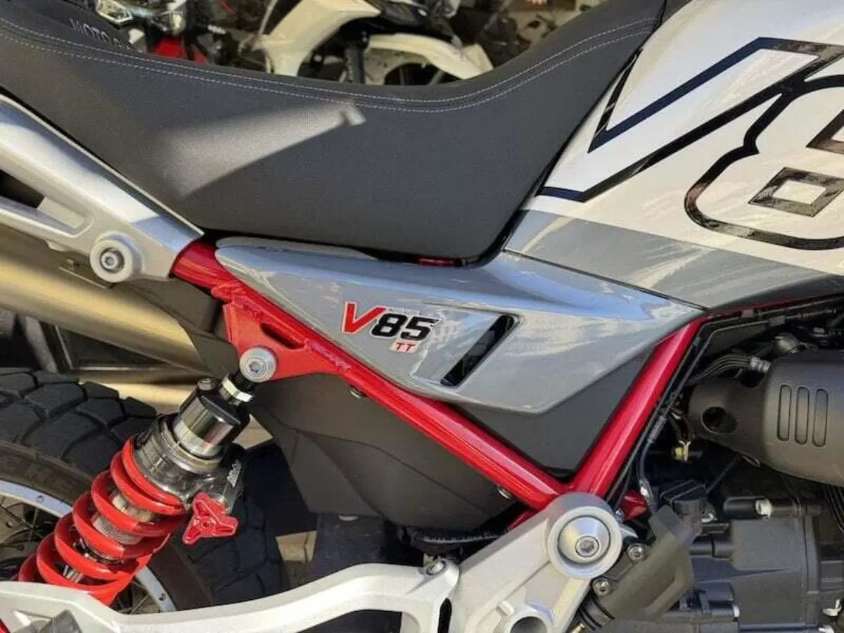 Moto Guzzi V85 TT (2024 - 26) (7)
