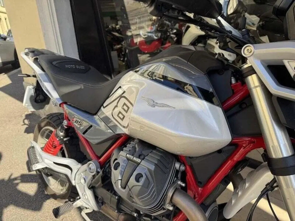 Moto Guzzi V85 TT (2024 - 26) (10)